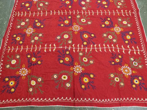 ANTIQUE UZBEK SUZANI PROBABLY TAJIK SILK ON RED COTTON GROUND CIRCA 1900 - ADDITIONAL PHOTO 3