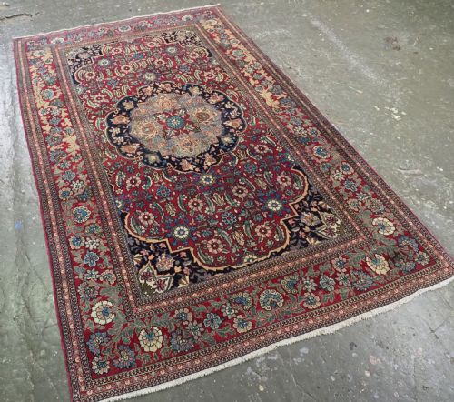 ANTIQUE ISFAHAN RUG OF CLASSIC SMALL MEDALLION DESIGN CIRCA 1900 - ADDITIONAL PHOTO 1