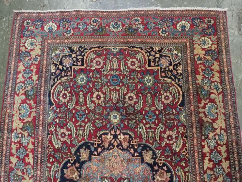 ANTIQUE ISFAHAN RUG OF CLASSIC SMALL MEDALLION DESIGN CIRCA 1900 - ADDITIONAL PHOTO 2
