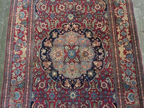 ANTIQUE ISFAHAN RUG OF CLASSIC SMALL MEDALLION DESIGN CIRCA 1900 - ADDITIONAL PHOTO 3
