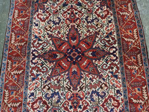 ANTIQUE HERIZ RUG OF SMALL SIZE STAR MEDALLION ON AN IVORY GROUND CIRCA 1920 - ADDITIONAL PHOTO 3