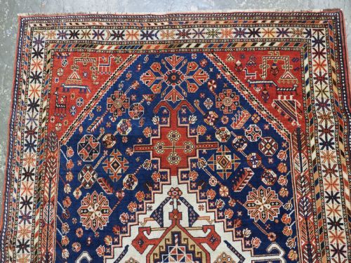 ANTIQUE QASHQAI TRIBAL RUG WITH SINGLE MEDALLION PEACOCKS CIRCA 1900 - ADDITIONAL PHOTO 2