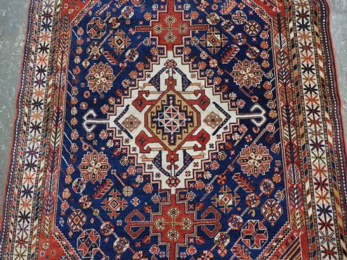 ANTIQUE QASHQAI TRIBAL RUG WITH SINGLE MEDALLION PEACOCKS CIRCA 1900 - ADDITIONAL PHOTO 3