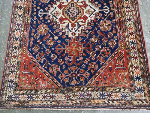 ANTIQUE QASHQAI TRIBAL RUG WITH SINGLE MEDALLION PEACOCKS CIRCA 1900 - ADDITIONAL PHOTO 4