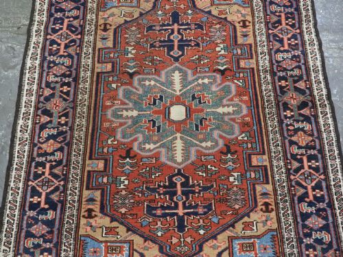 ANTIQUE PERSIAN HERIZ RUG OF SCARCE SMALL SIZE SMALL MEDALLION WITH SUPERB COLOUR CIRCA 190020 - ADDITIONAL PHOTO 3