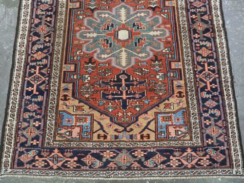 ANTIQUE PERSIAN HERIZ RUG OF SCARCE SMALL SIZE SMALL MEDALLION WITH SUPERB COLOUR CIRCA 190020 - ADDITIONAL PHOTO 4