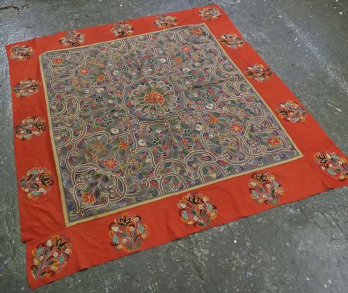 ANTIQUE PERSIAN RASHT EMBROIDERY WITH SMALL FLORAL MEDALLION SILK ON FELT CIRCA 1900 - ADDITIONAL PHOTO 1