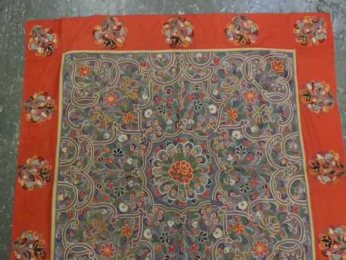 ANTIQUE PERSIAN RASHT EMBROIDERY WITH SMALL FLORAL MEDALLION SILK ON FELT CIRCA 1900 - ADDITIONAL PHOTO 2