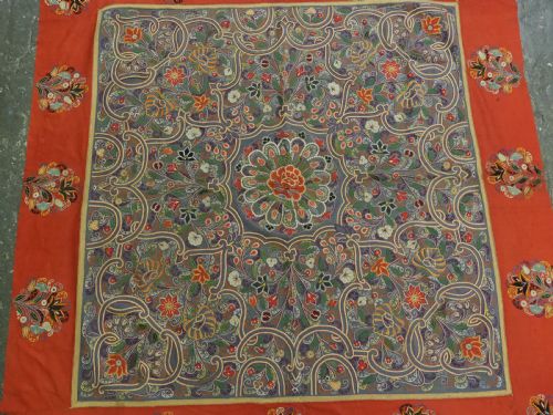 ANTIQUE PERSIAN RASHT EMBROIDERY WITH SMALL FLORAL MEDALLION SILK ON FELT CIRCA 1900 - ADDITIONAL PHOTO 3
