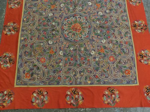 ANTIQUE PERSIAN RASHT EMBROIDERY WITH SMALL FLORAL MEDALLION SILK ON FELT CIRCA 1900 - ADDITIONAL PHOTO 4