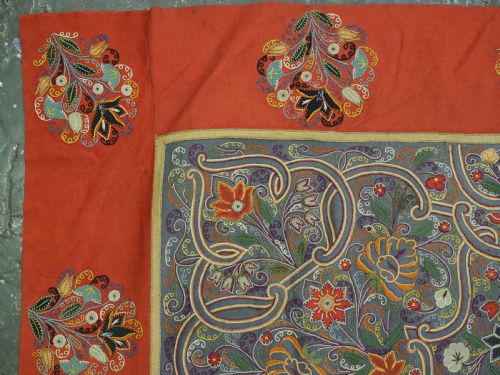 ANTIQUE PERSIAN RASHT EMBROIDERY WITH SMALL FLORAL MEDALLION SILK ON FELT CIRCA 1900 - ADDITIONAL PHOTO 5