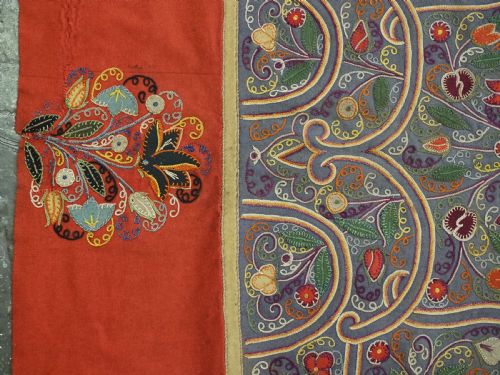 ANTIQUE PERSIAN RASHT EMBROIDERY WITH SMALL FLORAL MEDALLION SILK ON FELT CIRCA 1900 - ADDITIONAL PHOTO 6