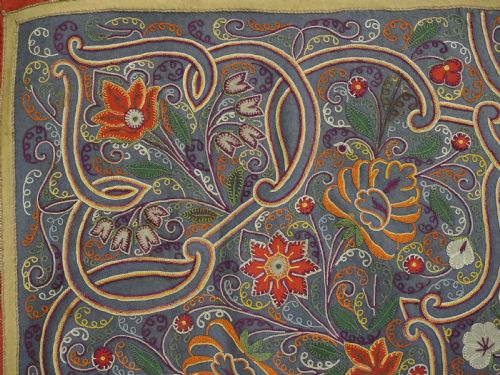 ANTIQUE PERSIAN RASHT EMBROIDERY WITH SMALL FLORAL MEDALLION SILK ON FELT CIRCA 1900 - ADDITIONAL PHOTO 7