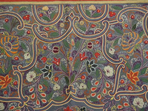 ANTIQUE PERSIAN RASHT EMBROIDERY WITH SMALL FLORAL MEDALLION SILK ON FELT CIRCA 1900 - ADDITIONAL PHOTO 8