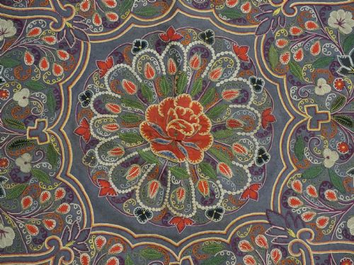ANTIQUE PERSIAN RASHT EMBROIDERY WITH SMALL FLORAL MEDALLION SILK ON FELT CIRCA 1900 - ADDITIONAL PHOTO 9