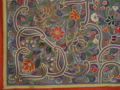 ANTIQUE PERSIAN RASHT EMBROIDERY WITH SMALL FLORAL MEDALLION SILK ON FELT CIRCA 1900 - ADDITIONAL PHOTO 10