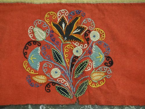 ANTIQUE PERSIAN RASHT EMBROIDERY WITH SMALL FLORAL MEDALLION SILK ON FELT CIRCA 1900 - ADDITIONAL PHOTO 12