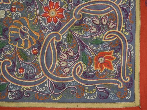 ANTIQUE PERSIAN RASHT EMBROIDERY WITH SMALL FLORAL MEDALLION SILK ON FELT CIRCA 1900 - ADDITIONAL PHOTO 13