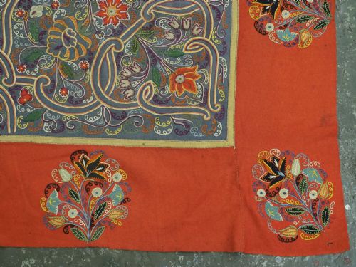 ANTIQUE PERSIAN RASHT EMBROIDERY WITH SMALL FLORAL MEDALLION SILK ON FELT CIRCA 1900 - ADDITIONAL PHOTO 14