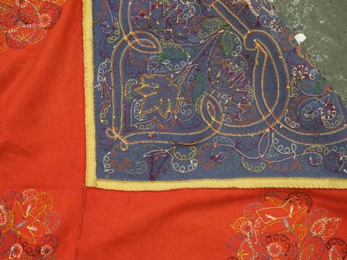 ANTIQUE PERSIAN RASHT EMBROIDERY WITH SMALL FLORAL MEDALLION SILK ON FELT CIRCA 1900 - ADDITIONAL PHOTO 15