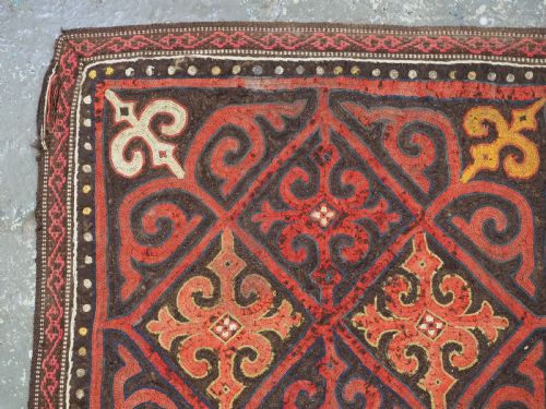 ANTIQUE KIRGHIZ EMBROIDERED FELT PANEL CIRCA 1900 - ADDITIONAL PHOTO 1