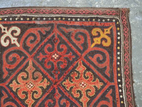 ANTIQUE KIRGHIZ EMBROIDERED FELT PANEL CIRCA 1900 - ADDITIONAL PHOTO 2