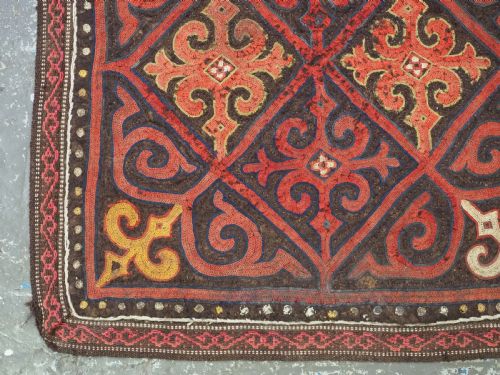 ANTIQUE KIRGHIZ EMBROIDERED FELT PANEL CIRCA 1900 - ADDITIONAL PHOTO 3