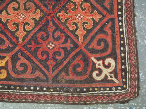 ANTIQUE KIRGHIZ EMBROIDERED FELT PANEL CIRCA 1900 - ADDITIONAL PHOTO 4