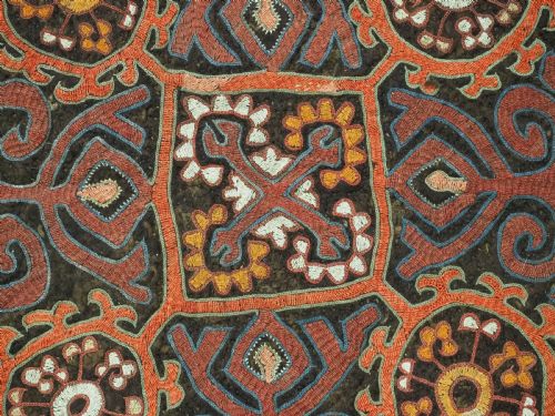 ANTIQUE KIRGHIZ EMBROIDERED FELT PANEL WITH APPLIED FRINGE CIRCA 1900 - ADDITIONAL PHOTO 2