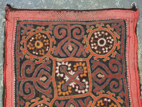 ANTIQUE KIRGHIZ EMBROIDERED FELT PANEL WITH APPLIED FRINGE CIRCA 1900 - ADDITIONAL PHOTO 3