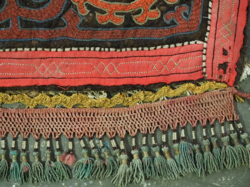 ANTIQUE KIRGHIZ EMBROIDERED FELT PANEL WITH APPLIED FRINGE CIRCA 1900 - ADDITIONAL PHOTO 5
