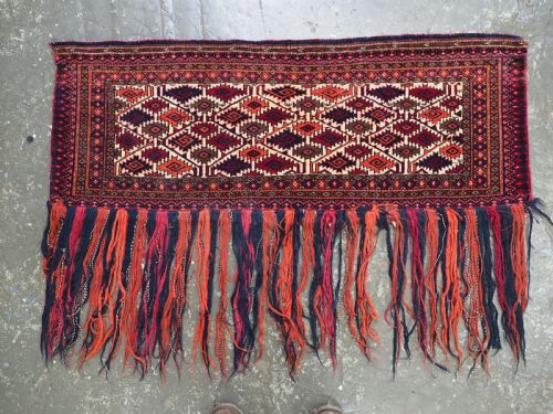 fig 1. An antique Tekke Turkmen torba face featuring a geometric curled leaf diamond pattern on an ivory field with a thick wool fringe.