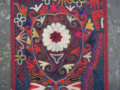 ANTIQUE UZBEK LAKAI TRIBE 'UUT KAP ILGICH' TALISMANIC SHIELD SILK ON GREEN GROUND CIRCA 1900 - ADDITIONAL PHOTO 2