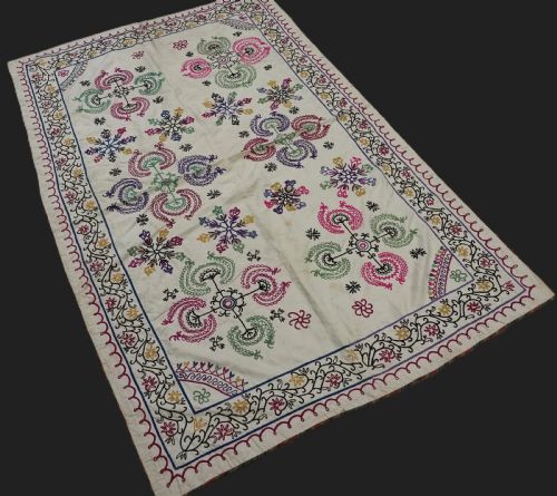 ANTIQUE UZBEK TAJIK SUZANI OF SMALL SIZE SILK ON SILK CIRCA 190020 - ADDITIONAL PHOTO 1