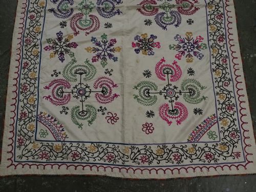 ANTIQUE UZBEK TAJIK SUZANI OF SMALL SIZE SILK ON SILK CIRCA 190020 - ADDITIONAL PHOTO 4