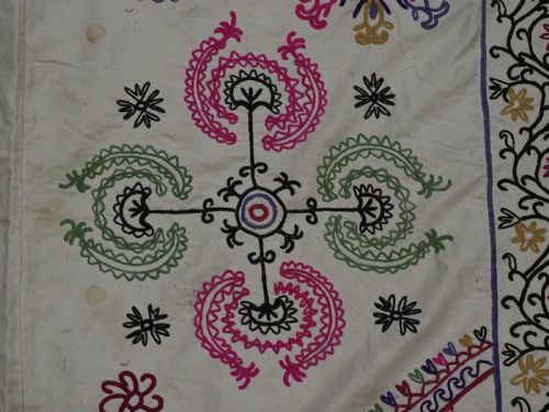 ANTIQUE UZBEK TAJIK SUZANI OF SMALL SIZE SILK ON SILK CIRCA 190020 - ADDITIONAL PHOTO 5