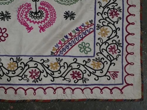 ANTIQUE UZBEK TAJIK SUZANI OF SMALL SIZE SILK ON SILK CIRCA 190020 - ADDITIONAL PHOTO 6