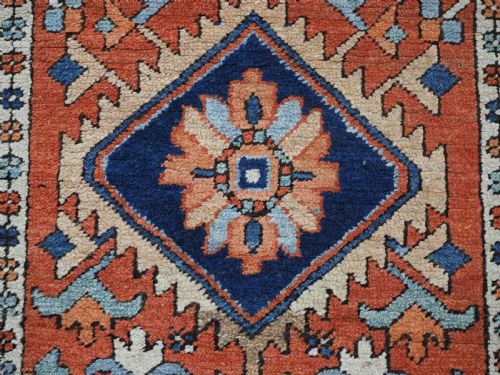 ANTIQUE KARAJA HERIZ REGION RUG OF SMALL SIZE WITH SUPERB COLOUR CIRCA 1900 - ADDITIONAL PHOTO 8
