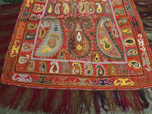 ANTIQUE EMBROIDERED CEREMONIAL HORSE SADDLE COVER BY THE LAKAI TRIBE UZBEKISTAN CIRCA 1920 - ADDITIONAL PHOTO 3