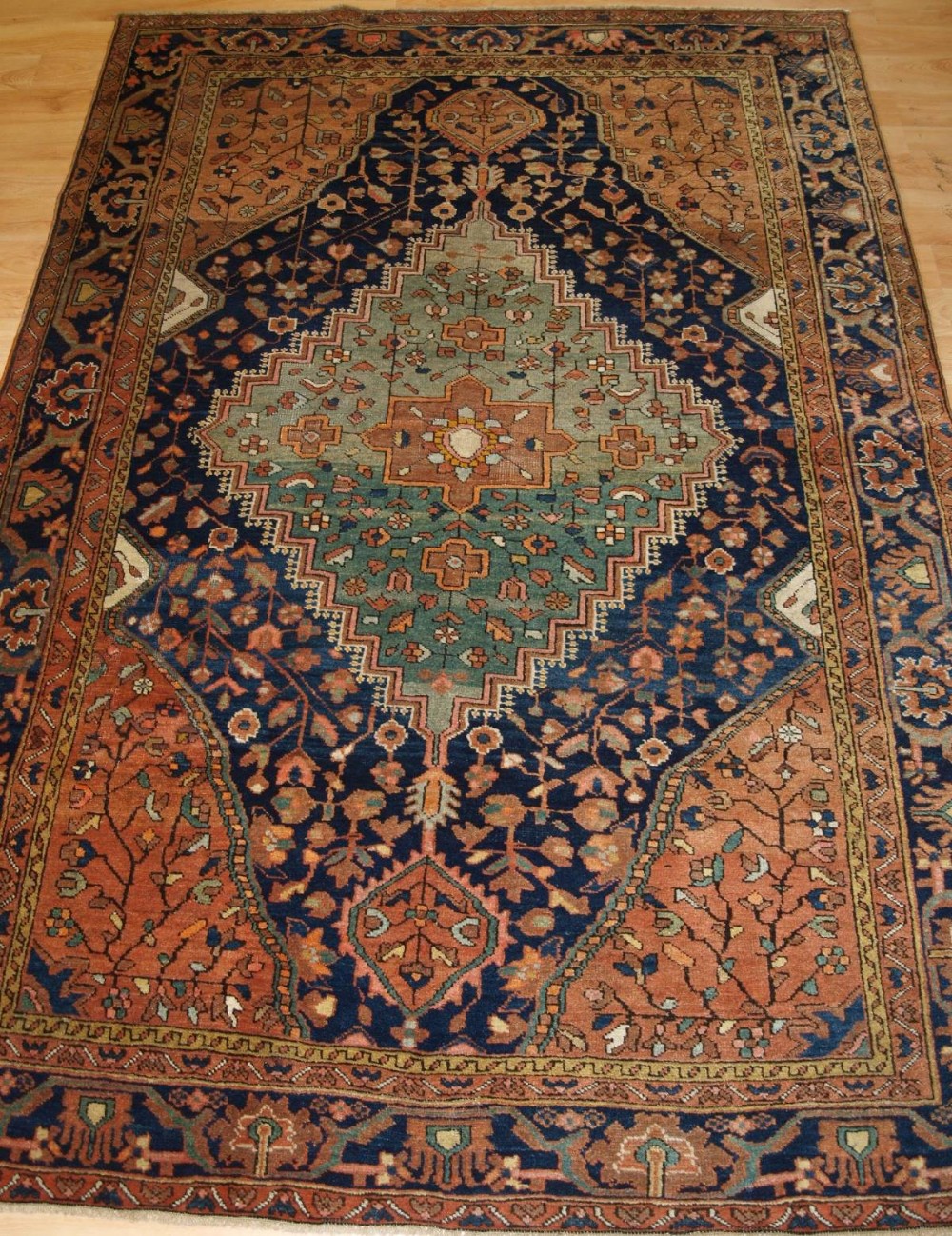 ANTIQUE SAROUK RUG WITH ABRASHED GREEN MEDALLION, CIRCA 1900
