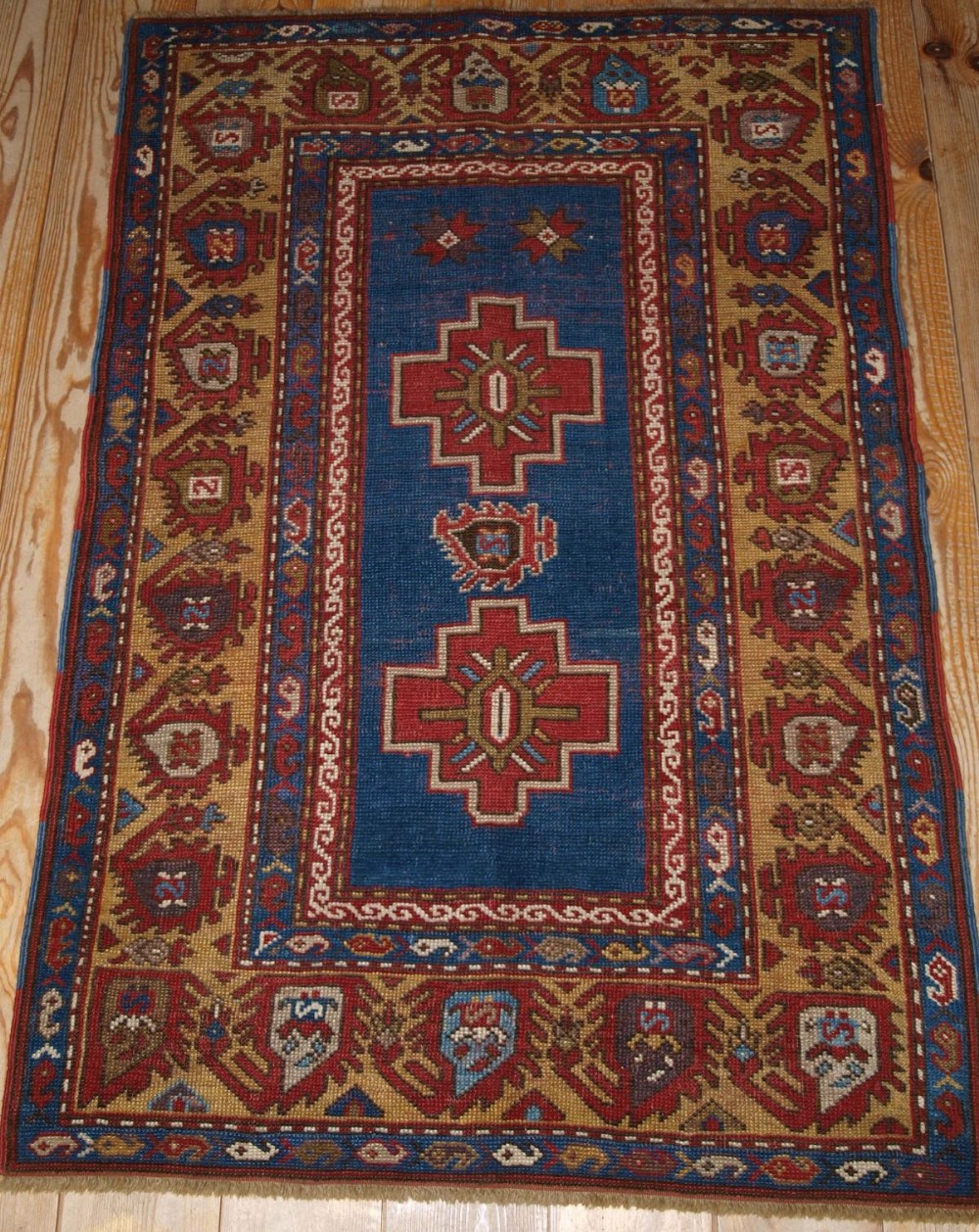 ANTIQUE CAUCASIAN RUG OF SMALL SIZE, UNUSUAL DESIGN, LATE 19TH CENT