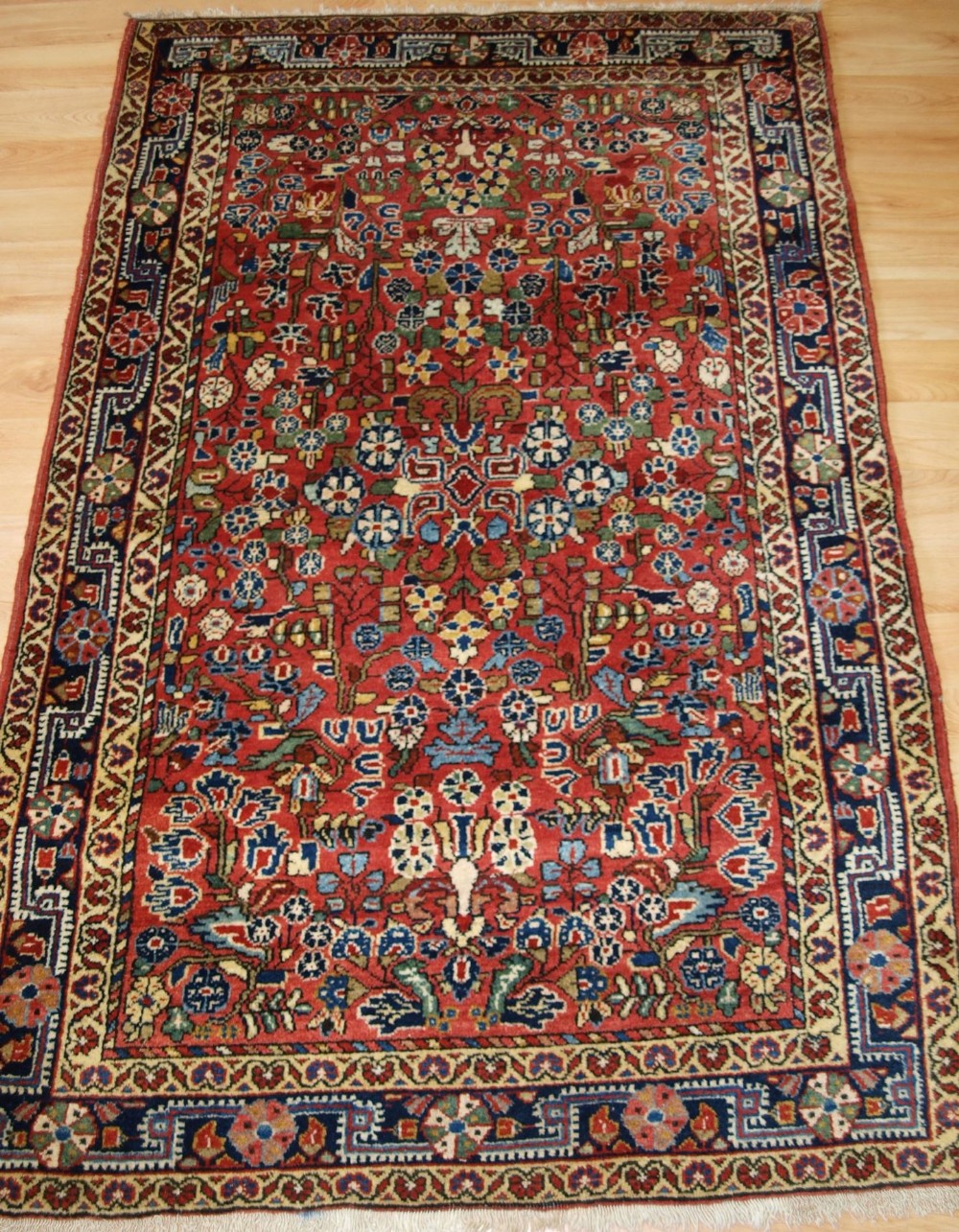 ANTIQUE SAROUK RUG OF SMALL SIZE WITH TRADITIONAL DESIGN, CIRCA 1920