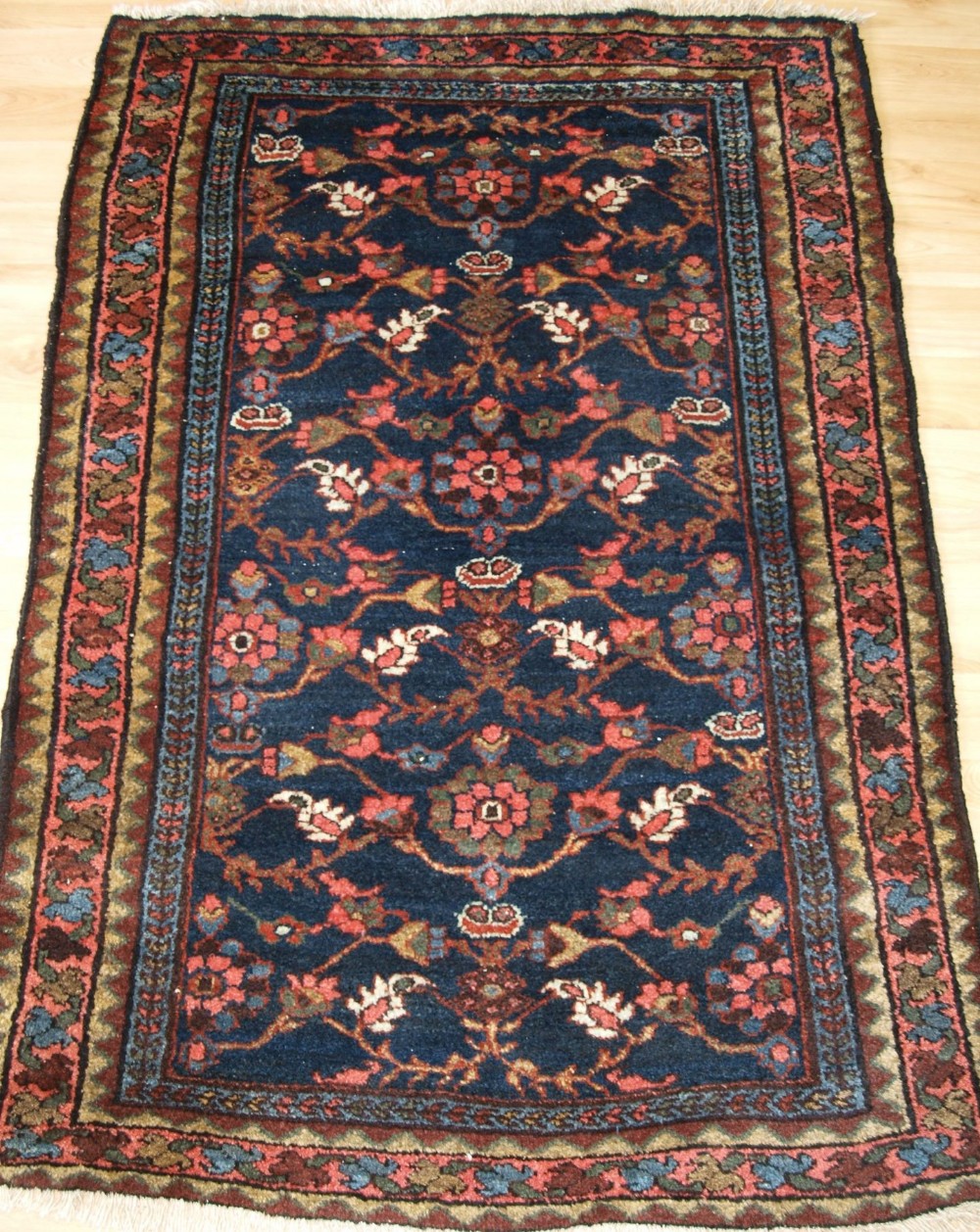 ANTIQUE HAMADAN RUG OF SMALL SIZE WITH TRADITIONAL FLORAL DESIGN, CIRCA 1920