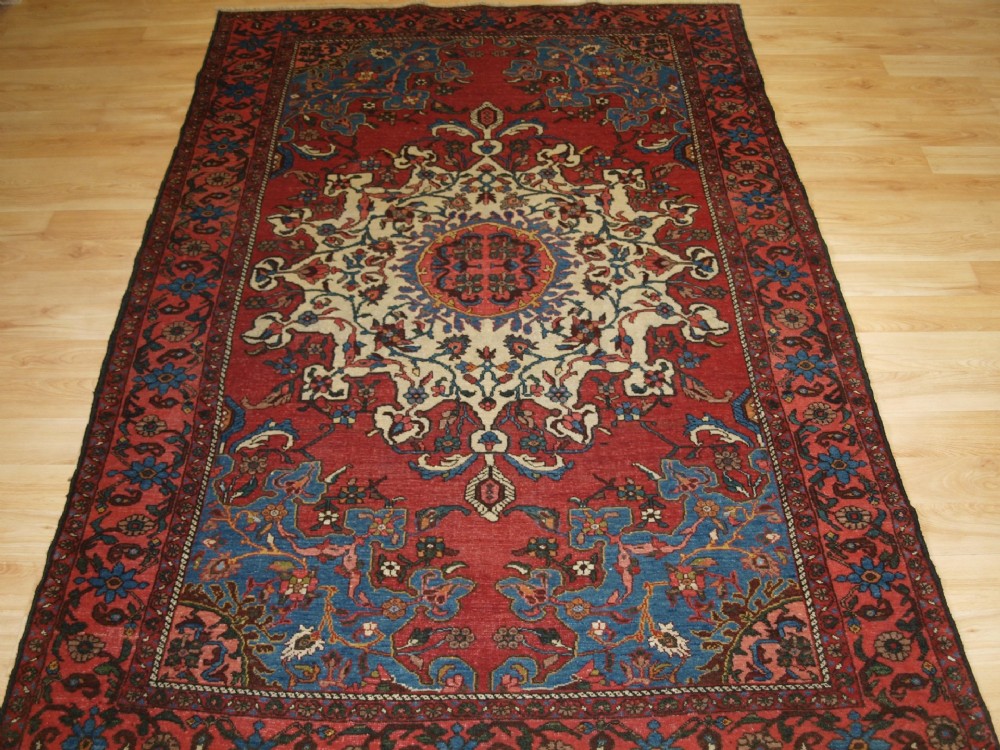 ANTIQUE PERSIAN TAFRESH VILLAGE RUG OF TRADITIONAL DESIGN, CIRCA 1920