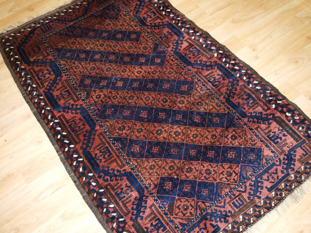 ANTIQUE PERSIAN BALUCH RUG, DIAMOND LATTICE DESIGN, GREAT CONDITION, CIRCA 1900.