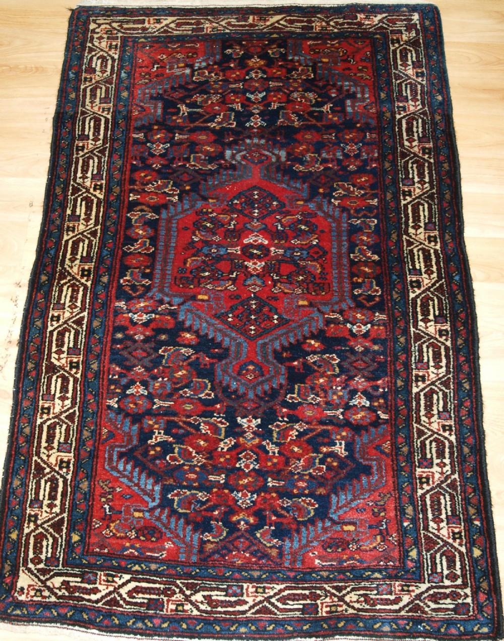 OLD NORTH WEST PERSIAN HAMADAN RUG OF SMALL SIZE, SUPERB CONDITION, CIRCA 1920.