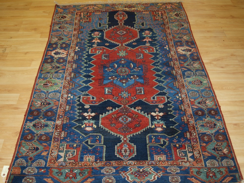 ANTIQUE PERSIAN RUG, GREATER HAMADAN REGION, UNUSUAL  DESIGN, WIDE BORDER, CIRCA 1920.