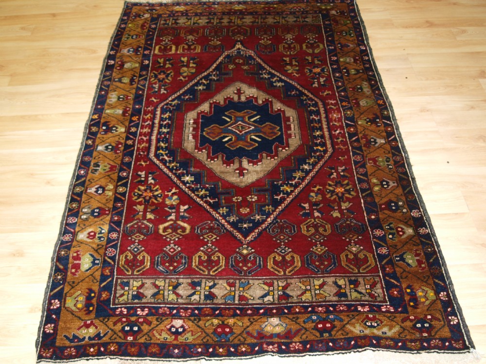 OLD TURKISH ANATOLIAN YAHYALI RUG, CLASSIC DESIGN AND GREAT COLOUR, CIRCA 1920.
