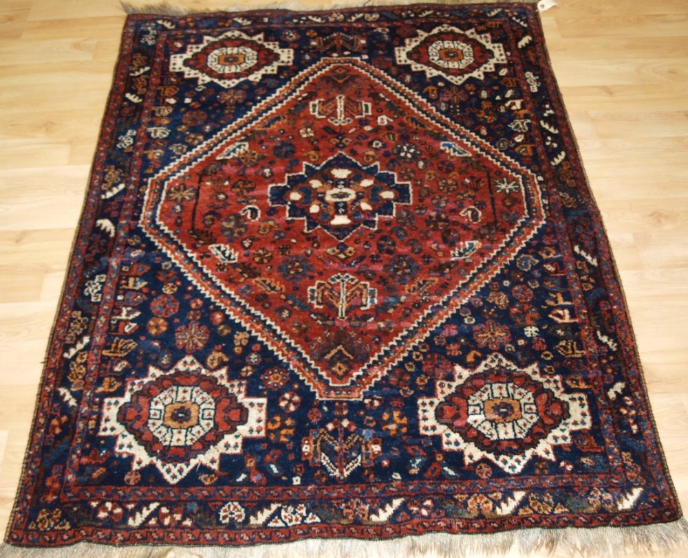 OLD SHIRAZ REGION RUG, QASHQAI OR KHAMSEH WEAVERS, TRADITIONAL DESIGN, CIRCA 1920.