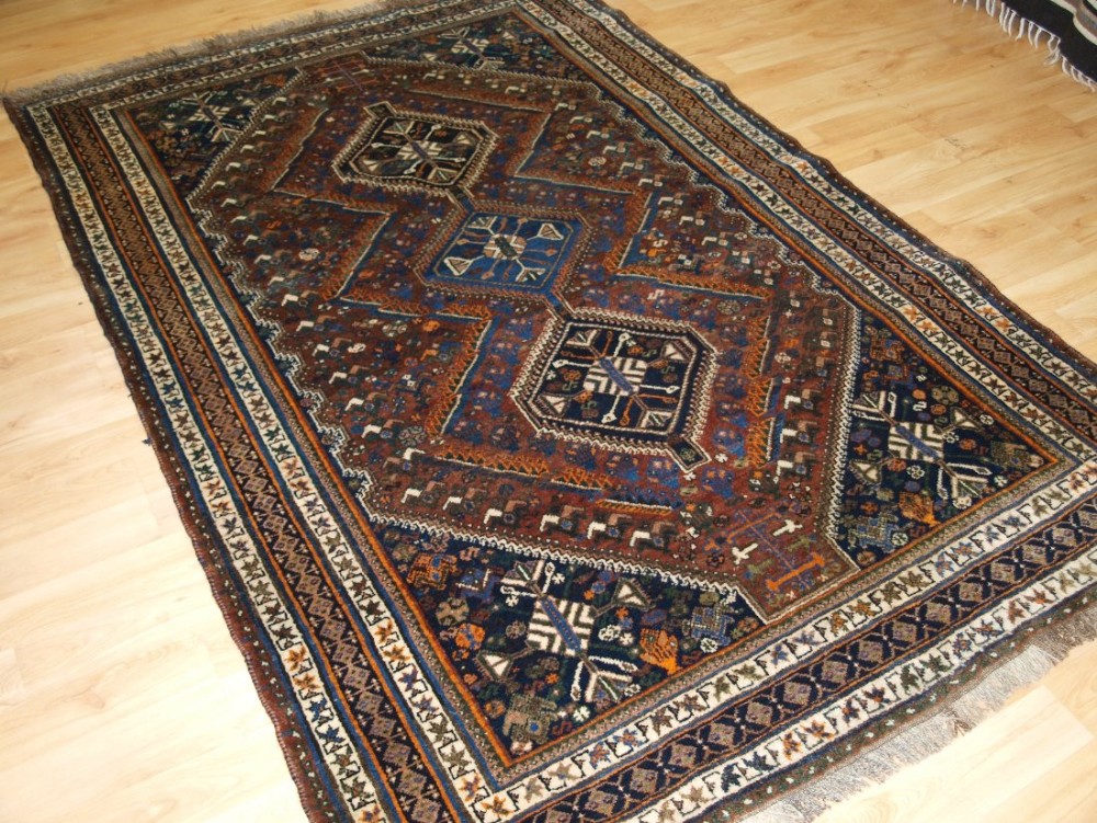 OLD SOUTH WEST PERSIAN SHIRAZ REGION RUG WITH TRIBAL DESIGN, GREAT CONDITION, CIRCA 1920.